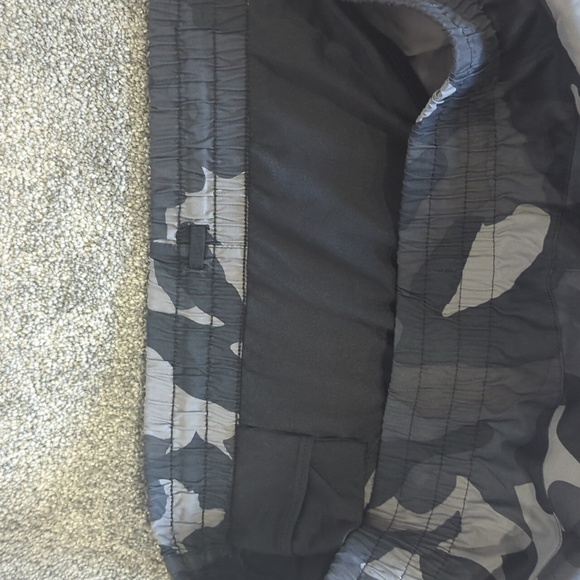 Athleta black camo shorts xl - Picture 4 of 4